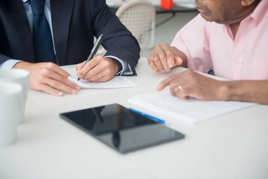 Entretien à deux autour d'un document, format des rendez-vous administratifs et notariés
