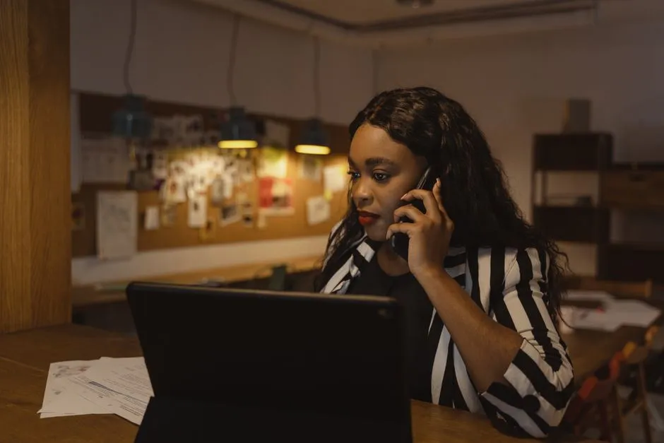 Professionnelle répondant à un appel téléphonique depuis son bureau