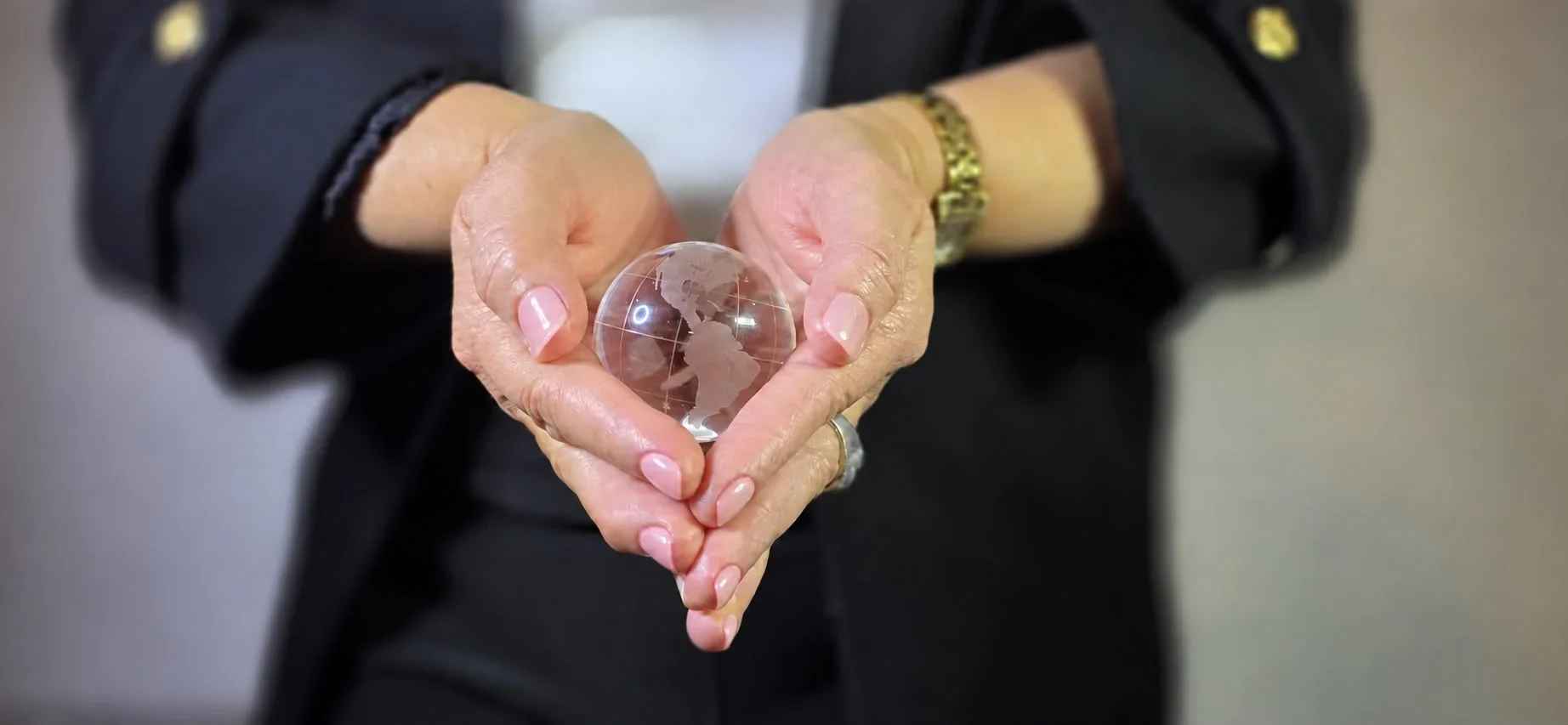Mains tenant un globe terrestre en verre : la dimension internationale des traductions assermentées espagnol-français