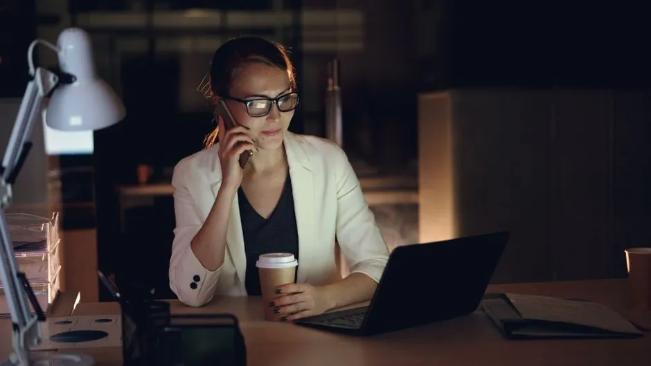 Professionnelle répondant au téléphone depuis son bureau