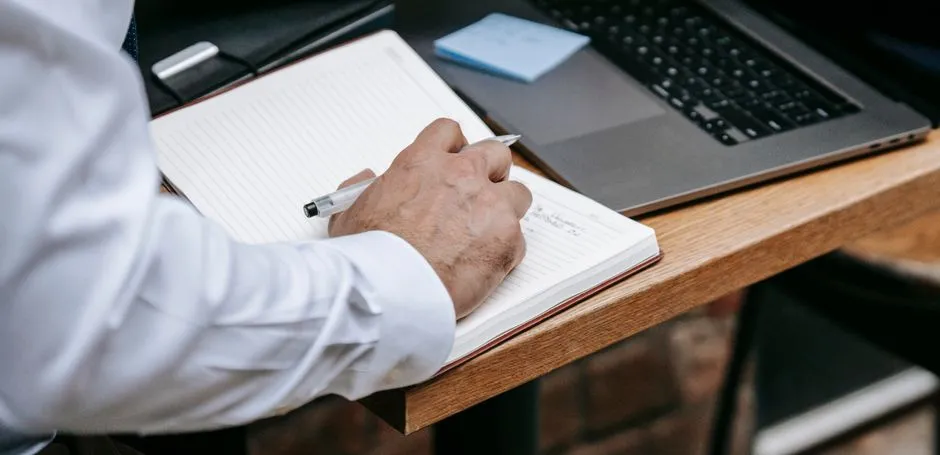 Notes et ordinateur portable pour la préparation terminologique d'une mission d'interprétariat