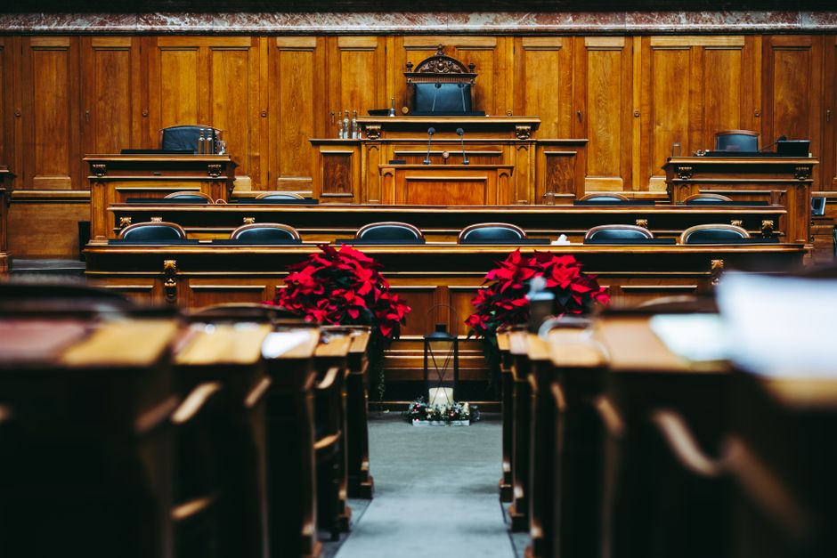 Salle d'audience boisée d'un palais de justice, lieu d'intervention d'une interprète espagnol assermentée