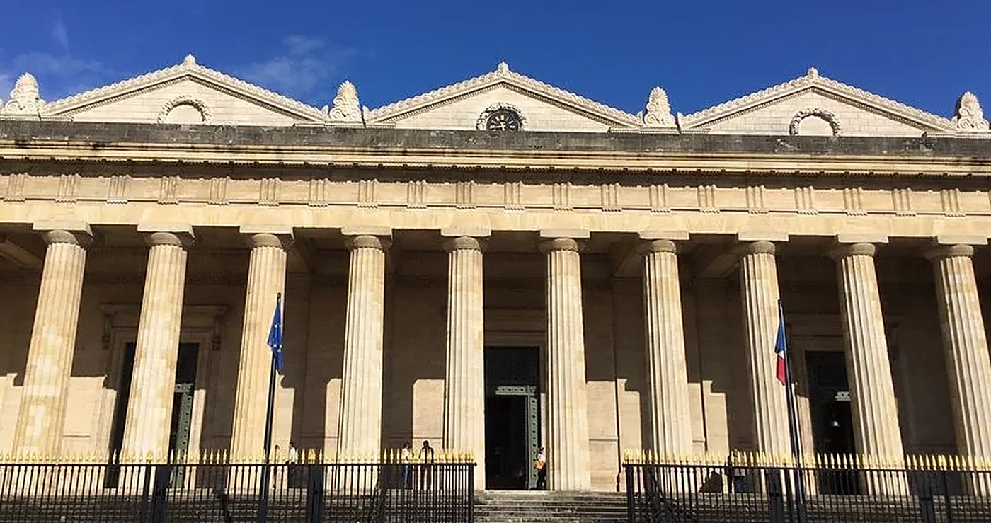 Fronton et colonnade du palais de justice de Bordeaux, siège de la Cour d'appel