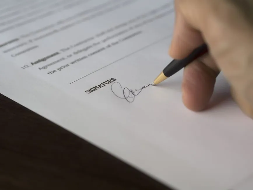 Signature d'un document officiel traduit et certifié en espagnol-français