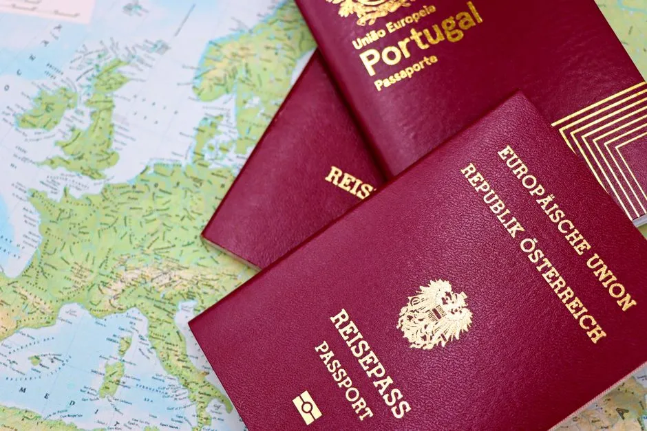 Passeports européens posés sur une carte du monde, symbole des démarches à l'étranger